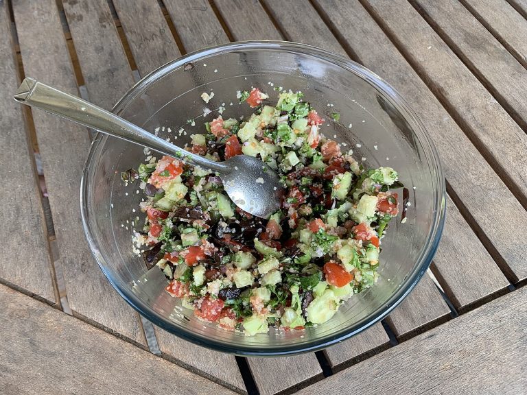 Tabule: A Salada Árabe Refrescante Passo a Passo Tabule libanês em prato branco com trigo para quibe, tomate picado, salsinha e hortelã